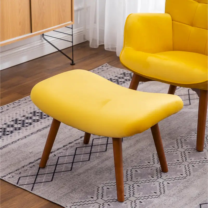 Sillón moderno amarillo de poliéster con botones capitoné y otomana con patas cónicas de madera