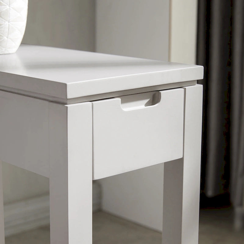 Mesa auxiliar de madera Cade con cajón y carga