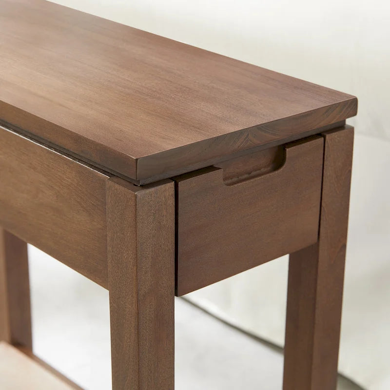 Mesa auxiliar de madera Cade con cajón y carga