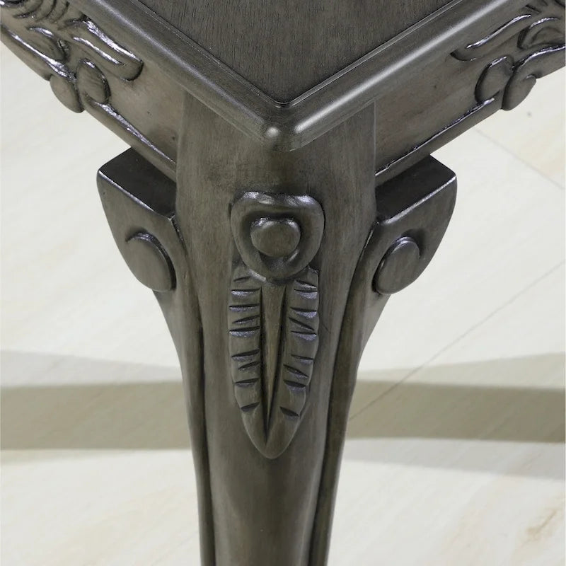 Mesa auxiliar con detalles ornamentales tradicionales