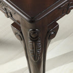 Mesa auxiliar con detalles ornamentales tradicionales