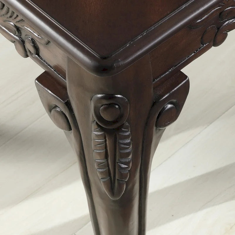 Mesa auxiliar con detalles ornamentales tradicionales